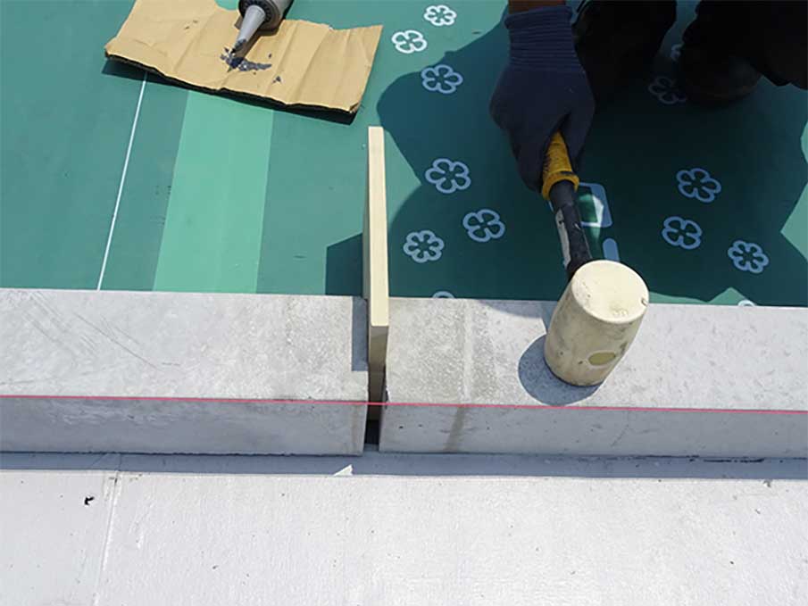 地先境界ブロックに設けられた600mmピッチの目地（から目地）。雨水を排水するために設けられた隙間の写真。